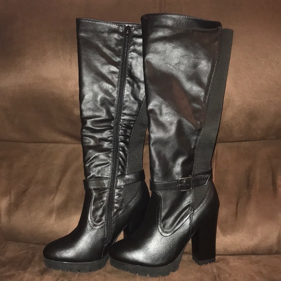 *NEVER WORN* Black Zip-Up Platform Boots - Picture 2 of 3